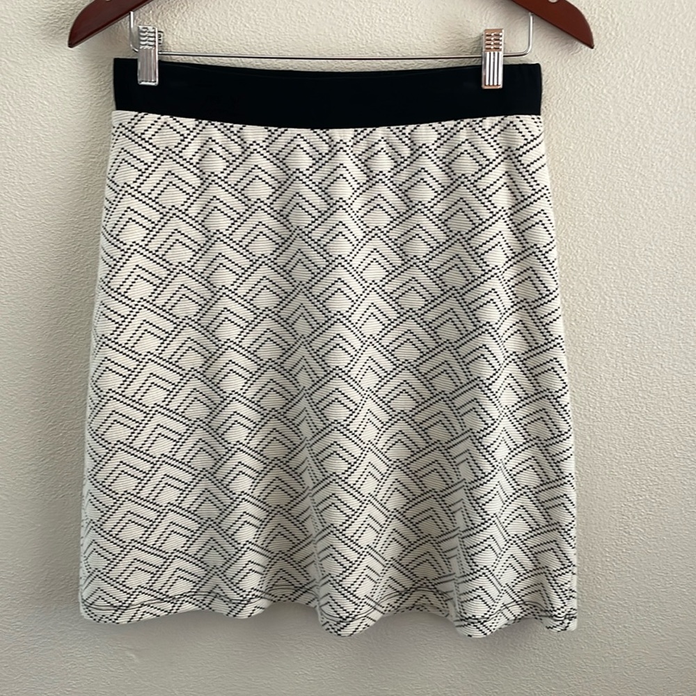 Gilli women’s mini skirt | cream and black | size medium